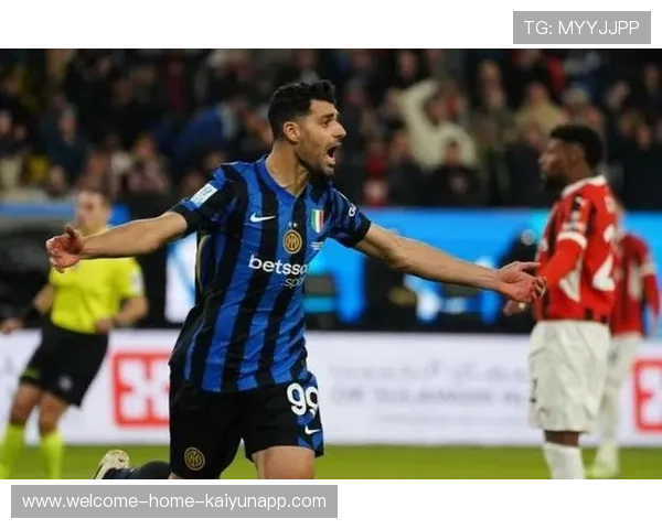 AC米兰前场强袭快速形成射门机会